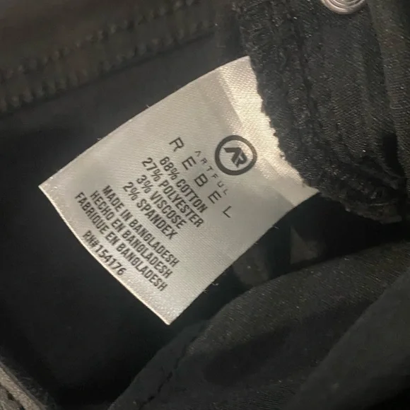 ❗️ LAST CHANCE Mid Rise Distressed Jean Shorts - Picture 9 of 10